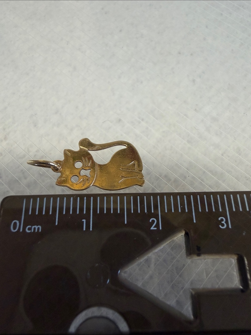 Solid 10K gold vintage minimalist sitting cat / kitten pendant - Picture 6 of 8
